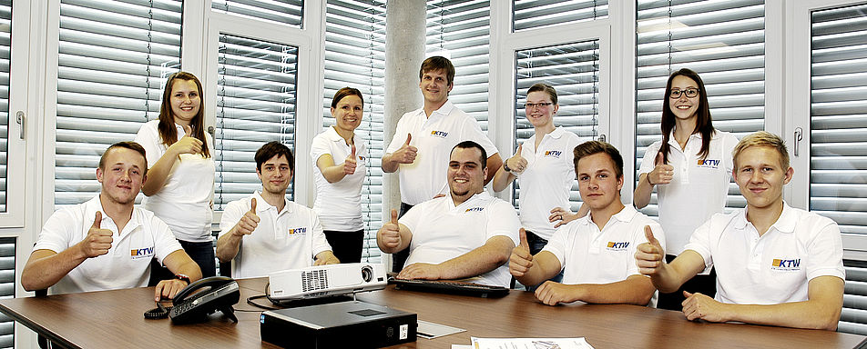 Gruppenbild im Fotostudio bei Nifco KTW in Weißenburg.